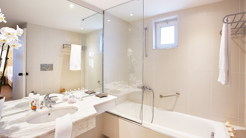 Leoniki Apartment Luxurious Bathroom